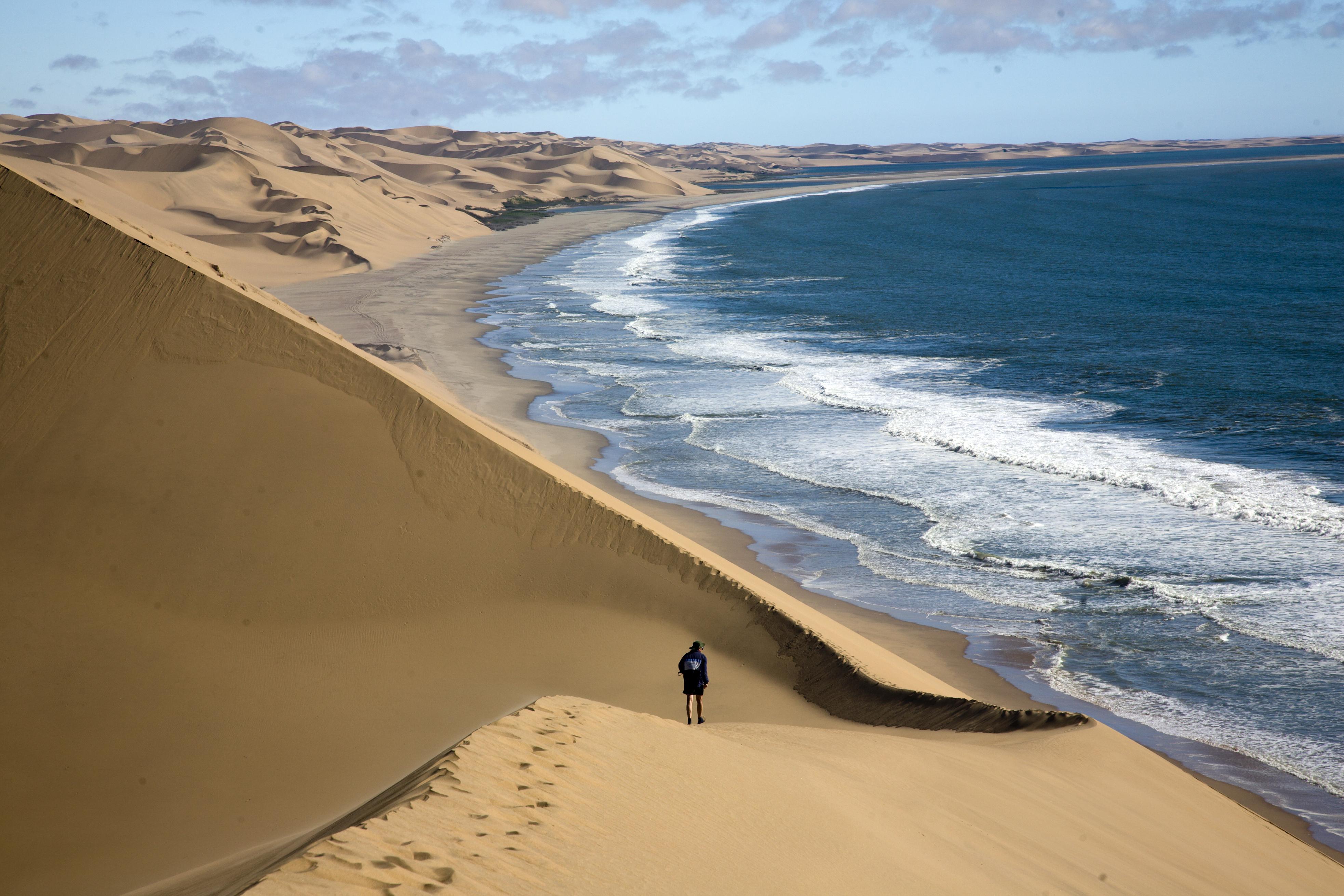 Desert ocean. Намибия пустыня Намиб. Сэндвич Харбор Намибия. Пустыня Намиб и океан. Пустыня Намиб дюны.