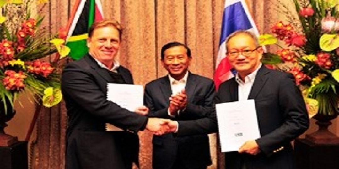 Mark Taylor, CEO of eLan Property Group; General Chatchai Sarikalya, Thai Minister of Commerce; and Chanin Donavanik, CEO and MD of Dusit International, have signed an agreement to manage several hotels and resorts in southern Africa. 