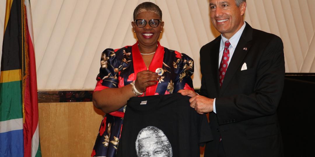 Councillor Zandile Gumede gifts the Governor of the State of Nevada, Brian Sandoval, with a Madiba T-shirt.