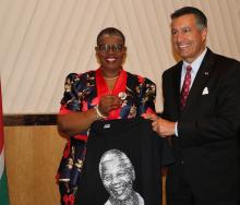 Councillor Zandile Gumede gifts the Governor of the State of Nevada, Brian Sandoval, with a Madiba T-shirt.